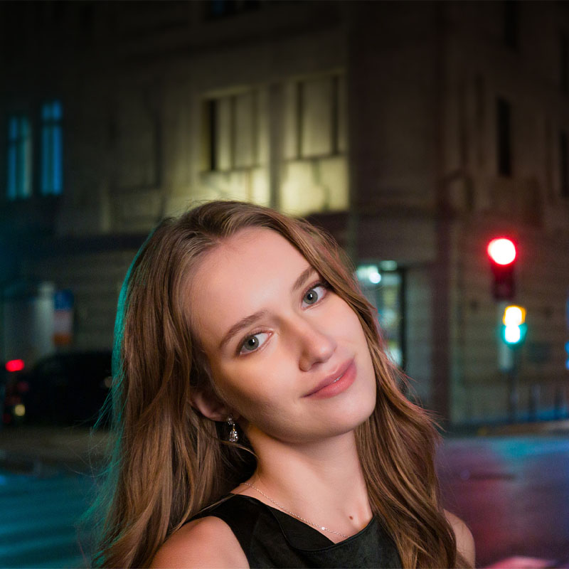 Portrait de nuit pris avec la DJI Osmo Pocket 4P, montrant une personne en ville avec un arrière-plan flou (bokeh) et un rendu cinématographique en basse lumière.