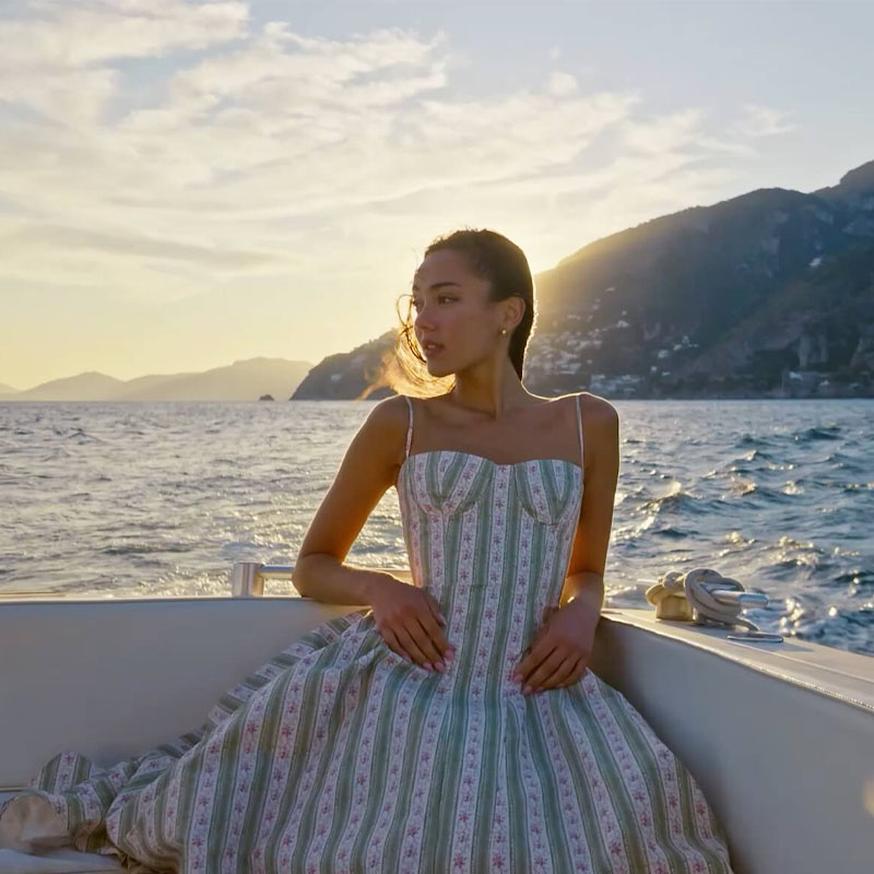 Photo prise avec la DJI Osmo Pocket 4P d'une personne à bord d'un bateau au coucher du soleil, mettant en valeur les couleurs naturelles, la plage dynamique et les performances en contre-jour.