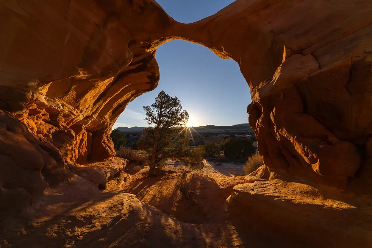 Arche rocheuse en grès rouge au soleil couchant photographiée avec l'objectif Tamron 12-20mm F2.8 Di III VXD