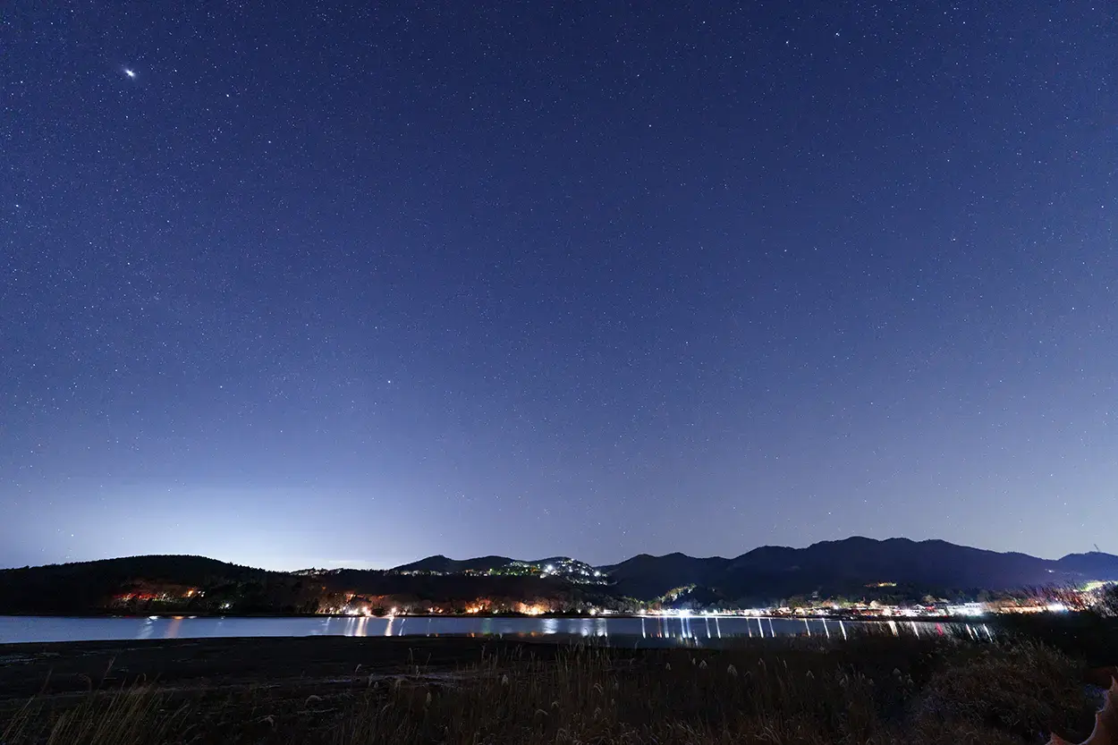 Image de paysage nocturne nette et sans distorsion, prise avec l'objectif ultra grand-angle Tamron 12-20mm f/2.8